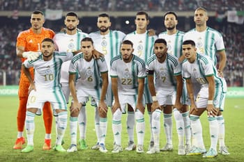 L'équipe d'Algérie de football en tenue officielle sur le terrain.