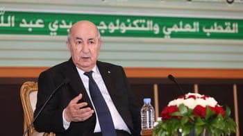 Abdelmadjid Tebboune parlant lors d'une conférence officielle.