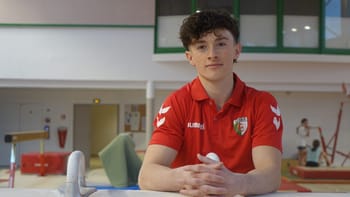 Jeune garçon en tenue de gymnastique dans une salle d'entraînement.