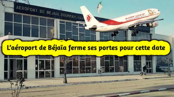 Avion en vol au-dessus de l'aéroport de Bejaïa avec panneau d'information.