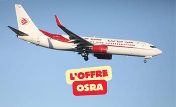 Avion d'Air Algérie avec logo rouge et blanc en vol dans le ciel bleu.