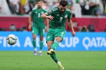 Amir Sayoud, joueur algérien, en pleine action sur le terrain de football.