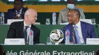Rencontre entre dirigeants sportifs lors d'une conférence FIFA en Afrique.