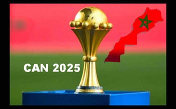 Trophée de la CAN 2025 avec carte du Maroc en arrière-plan.