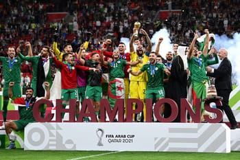 L'équipe championne de la Coupe Arabe 2021 célébrant la victoire.