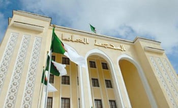 Bâtiment de la Cour Suprême d’Algérie avec drapeaux algériens.