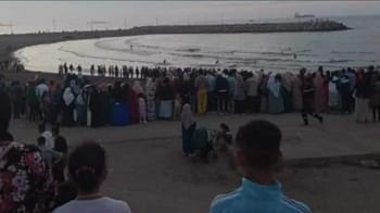 Foule rassemblée au bord de la mer après une noyade d'enfants à Alger.