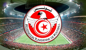 Logo de la Fédération Tunisienne de Football dans un stade rempli.