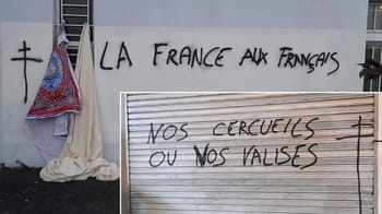 Graffiti sur un mur dénonçant le racisme et la violence contre les musulmans en France.
