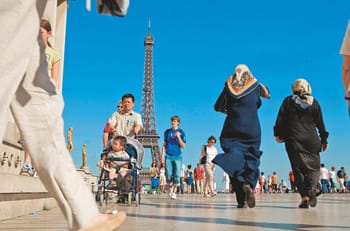 Touristes à Paris avec la Tour Eiffel en arrière-plan.