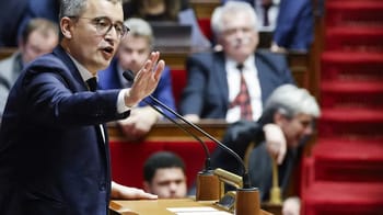 Député en discussion lors d'une session parlementaire en France.