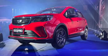Voiture Geely GX3 Pro rouge exposée lors d'un lancement en Algérie.