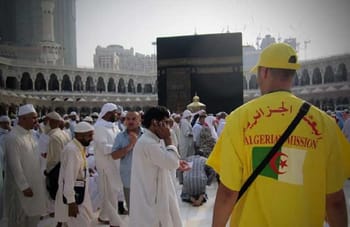 Agent de l'Algérie Mission aidant les pèlerins à la Kaaba.