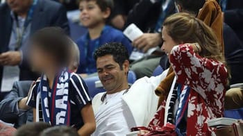 Jamel Debbouze avec ses enfants lors d'un événement sportif.