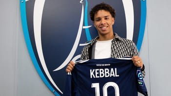 Jeune joueur de football tenant un maillot avec le nom KEBBAL.