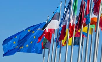 Drapeaux de l'Union européenne et de plusieurs pays européens au vent.