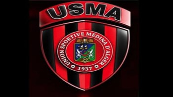 Logo de l'USMA avec couleurs rouge et noir, emblème sportif.