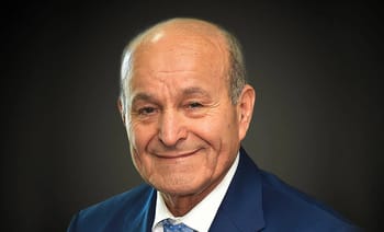 Homme d'affaires âgé souriant, portrait professionnel en costume.