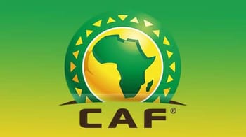 Logo de la CAF avec carte de l'Afrique en arrière-plan.