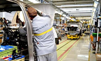 Technicien dans l'usine Renault Algérie en production automobile.