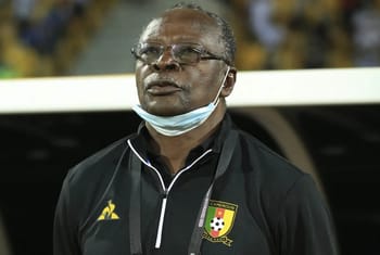 Marc Brys, entraîneur de football, portant un masque et un blouson avec le logo de la Fecafoot.