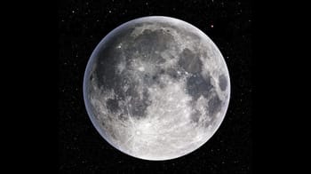 Image de la lune avec cratères visibles dans l'espace.