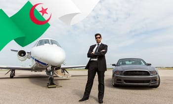 Homme d'affaires avec jet privé et voiture de luxe en Algérie.