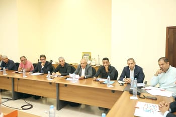 Réunion de dirigeants de clubs de football algériens en discussion.