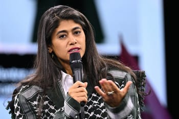 Rima Hassan lors d'un discours politique aux Européennes 2024.