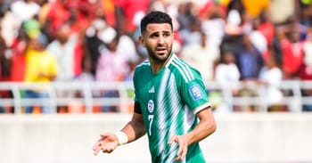 Riyad Mahrez en pleine action sur le terrain de football.