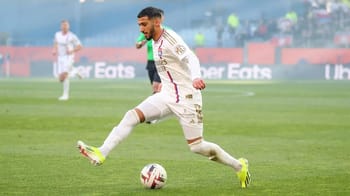 Said Benrahma en action lors du match OL contre un adversaire.