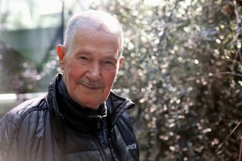Portrait de Smail Zidane dans un environnement naturel.
