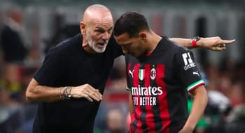 Ismael Bennacer avec un entraîneur lors d'un match de football.