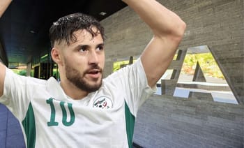 Youcef Belaili portant le maillot de l'équipe nationale algérienne.