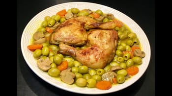 Tajine Zitoune avec légumes et olives vertes, plat marocain authentique.