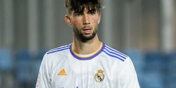 Théo Zidane, jeune joueur de football, en maillot du Real Madrid.