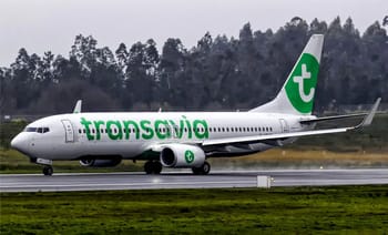 Avion Transavia sur la piste, prêt à décoller ou atterrir.