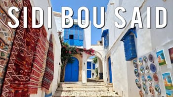 Rue colorée en Tunisie avec artisanat et architecture traditionnelle.