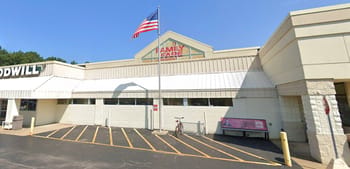 Façade du supermarché Family Dollar avec drapeau américain.