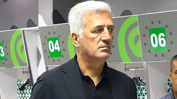 Vladimir Petkovic, entraîneur, observant le match Algérie-Guinée.