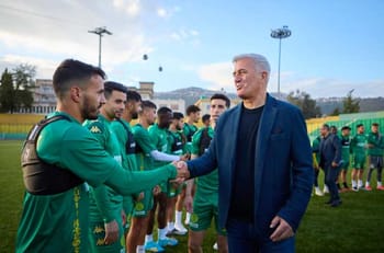Vladimir Petkovic serre la main d'un joueur de la JS Kabylie lors d'un entraînement.