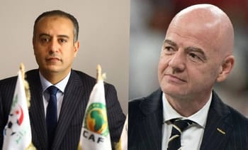 Deux hommes en costume lors d'une conférence ou réunion officielle.