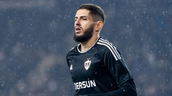 Yassine Benzia lors d'un match sous la pluie, concentré et déterminé.