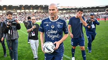 Zinedine Zidane avec un ballon lors d'un match de football.