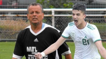 Deux joueurs de football en action lors d'un match en Algérie.