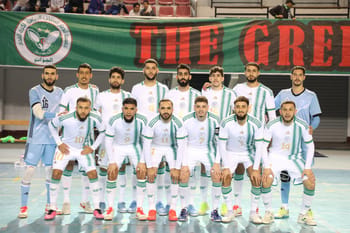 L'équipe d'Algérie de football en uniforme blanc et vert lors d'un match.
