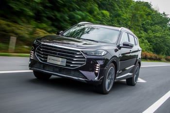 SUV JETOUR noir roulant sur route verdoyante en Algérie.