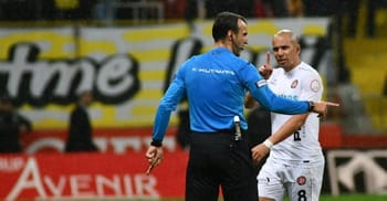 Fennec Sofiane Feghouli lors d'une confrontation avec un arbitre.