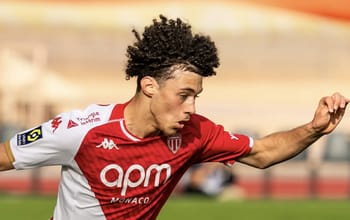 Joueur de football en mouvement lors d'un match.