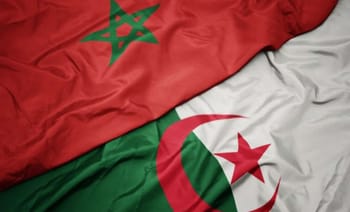 Drapeaux du Maroc et de l'Algérie côte à côte.